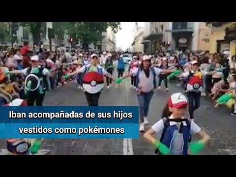 Mamás desfilan como entrenadoras Pokémon en Carnaval de Mérida