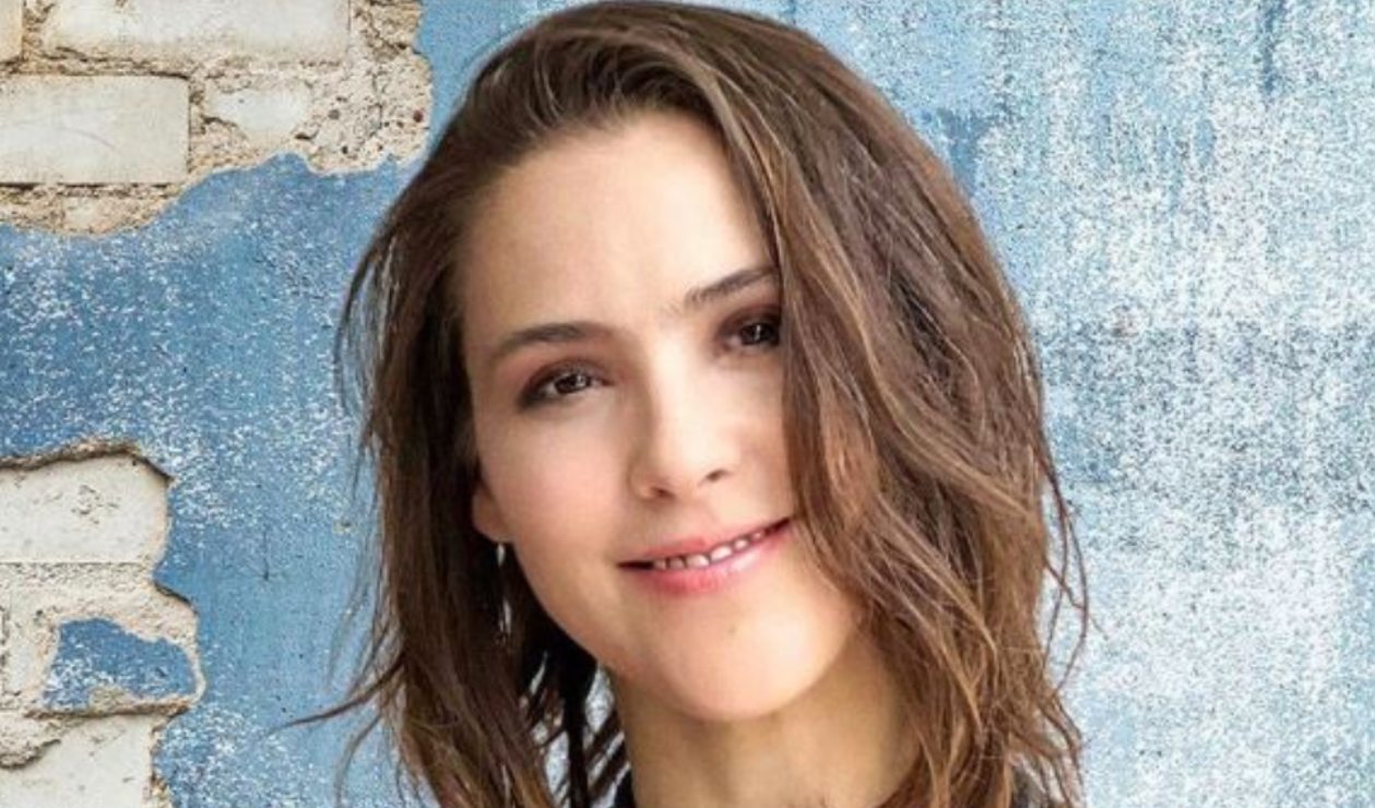 Lynda, famosa cantante juvenil de los 90, enfrenta una enfermedad degenerativa