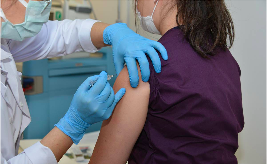 El 5% de voluntarios, con efectos adversos a vacuna china contra el Covid