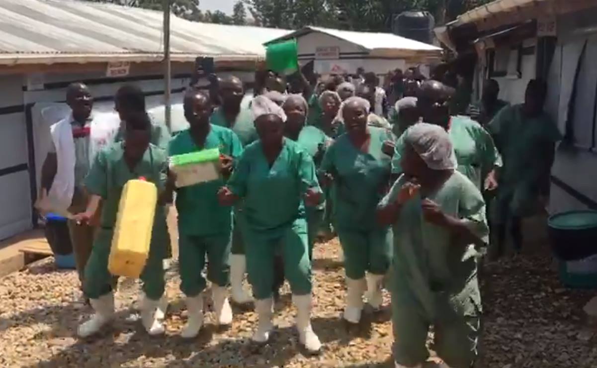 Enfermeros bailan en el Congo tras "eliminar" ébola de último paciente enfermo