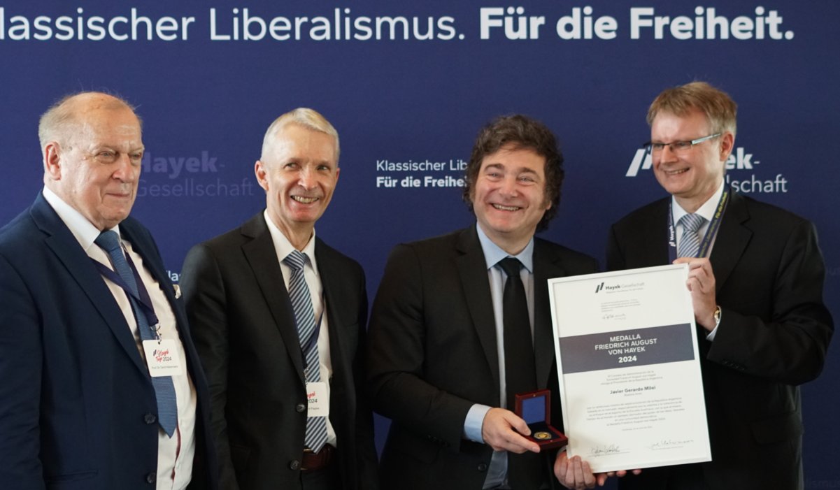 Milei recibe la medalla Hayek en Hamburgo por quitar "los grilletes" a la población