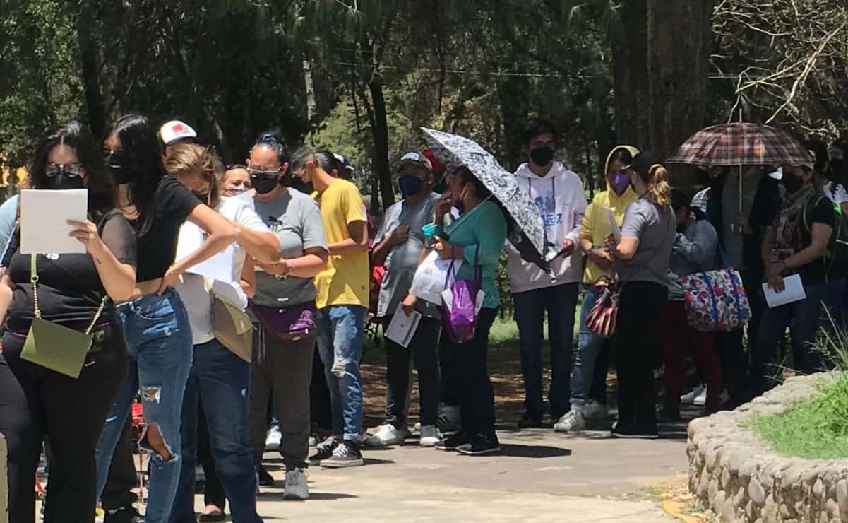 Miles de menores hacen fila kilométrica en el parque Naucalli por vacuna contra Covid-19