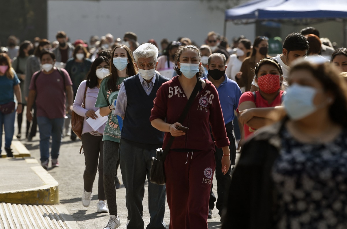 Más contagios, menos síntomas: ómicron podría definir el fin de la pandemia, según investigadores 