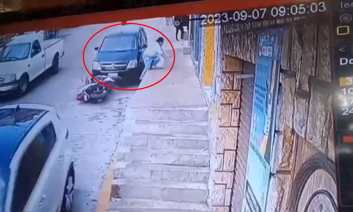 ¿Indiana Jones? Mujer se salva de ser arrollada por coche sin freno en el último momento, VIDEO