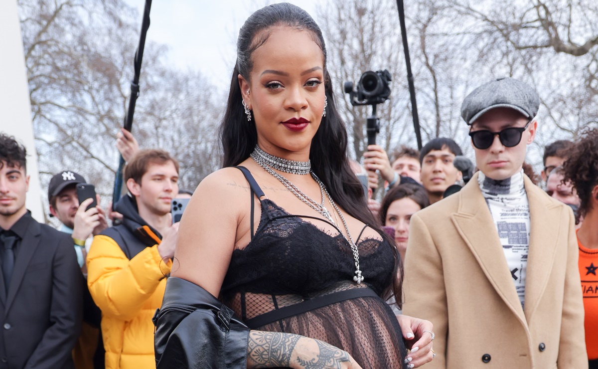 Rihanna abraza su embarazo y arrasa en París con lencería y vestido transparente