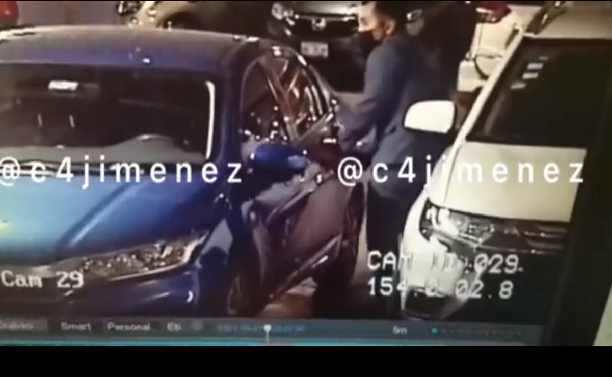 Video: En segundos, sujeto abre auto estacionado en Parque Delta, se roba objetos del interior y huye