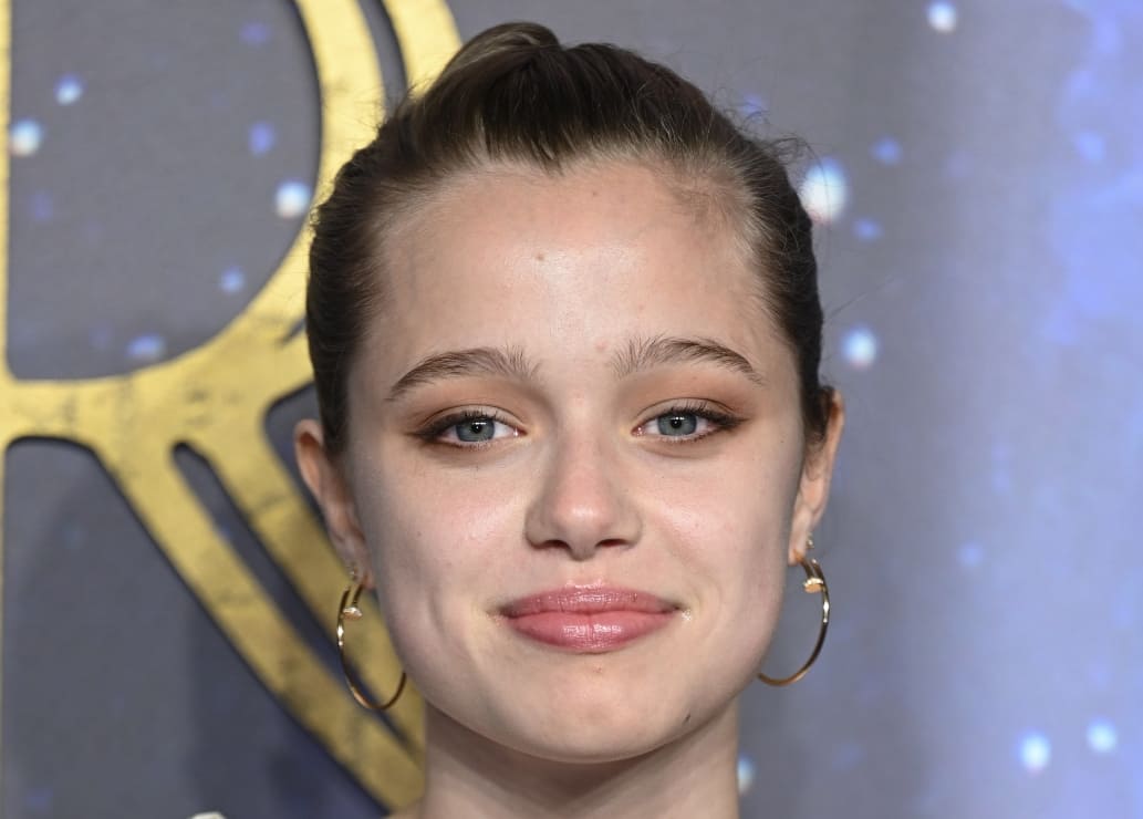 Shiloh Jolie-Pitt, hija de Angelina y Brad, luce altísima y rapada