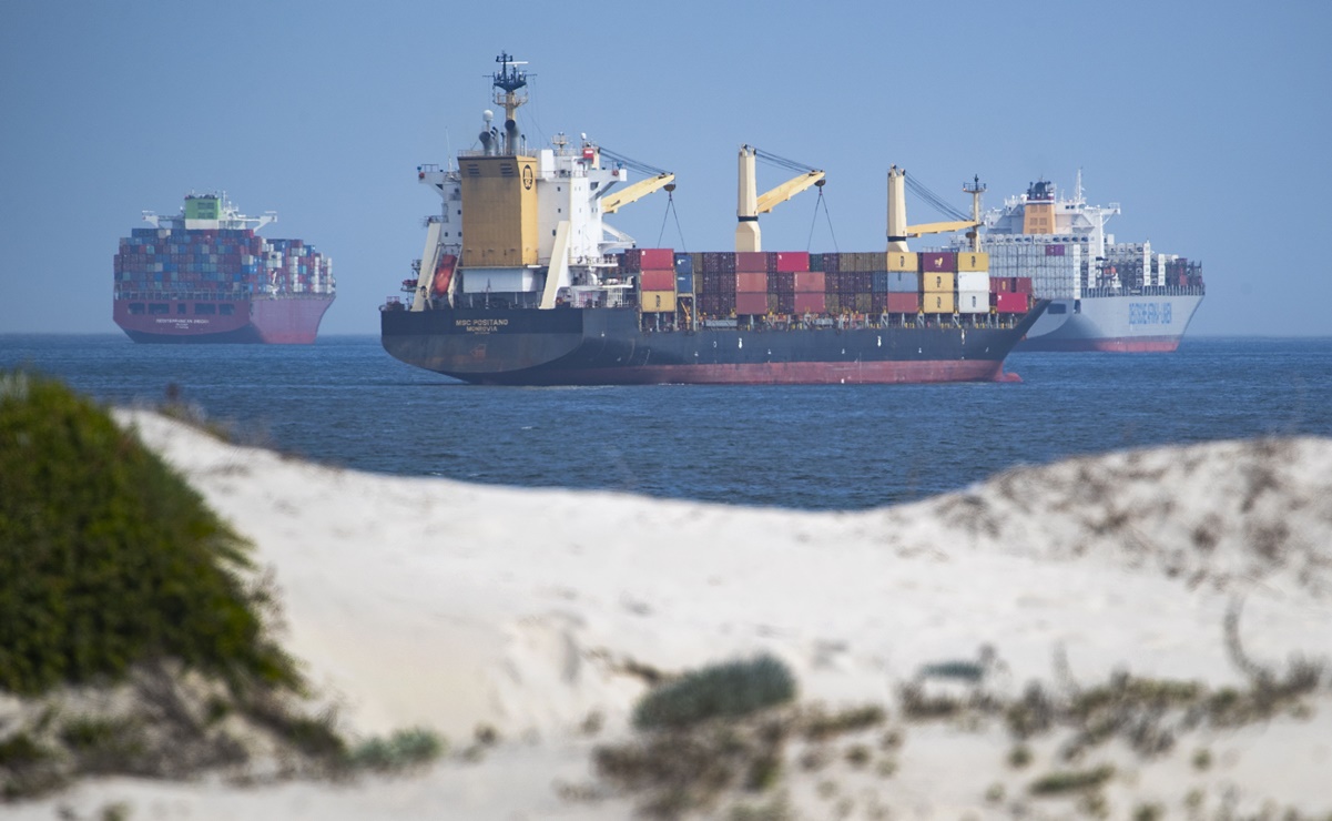 Todos los buques en espera cruzan el Canal de Suez tras encallamiento del "Ever Given"