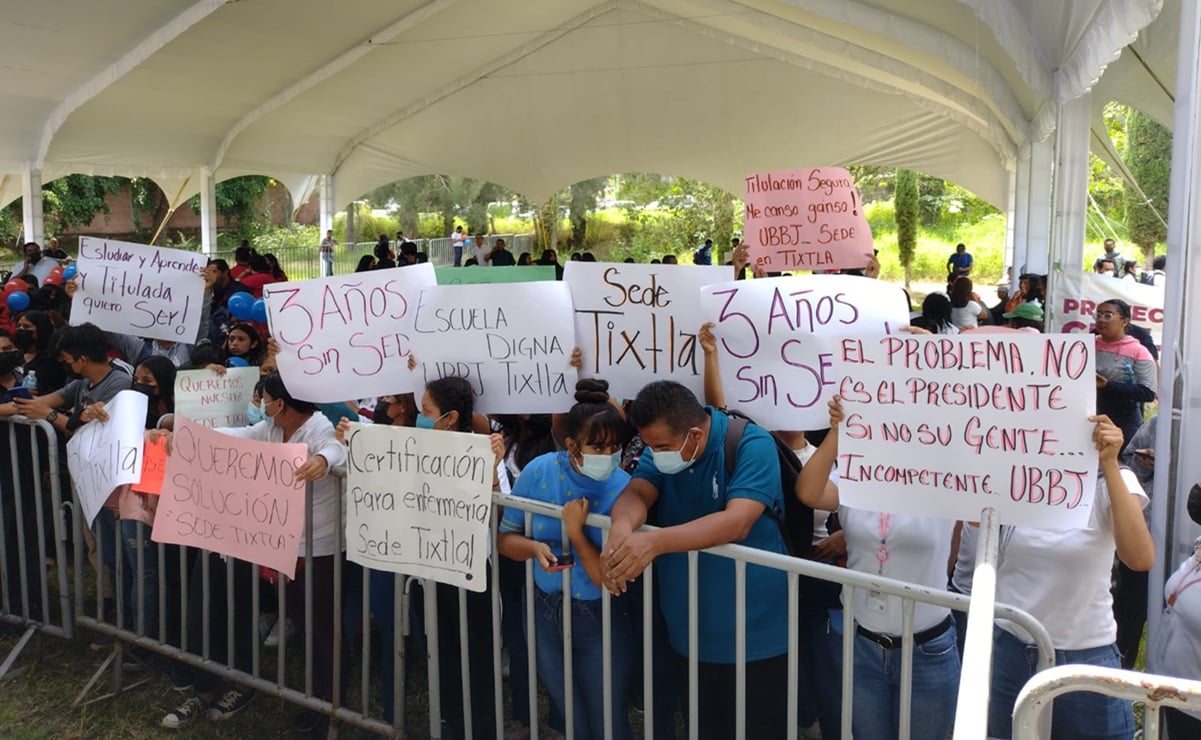Protestan alumnos de Universidad del Bienestar en Tixtla: piden a AMLO sede y certificación de estudios