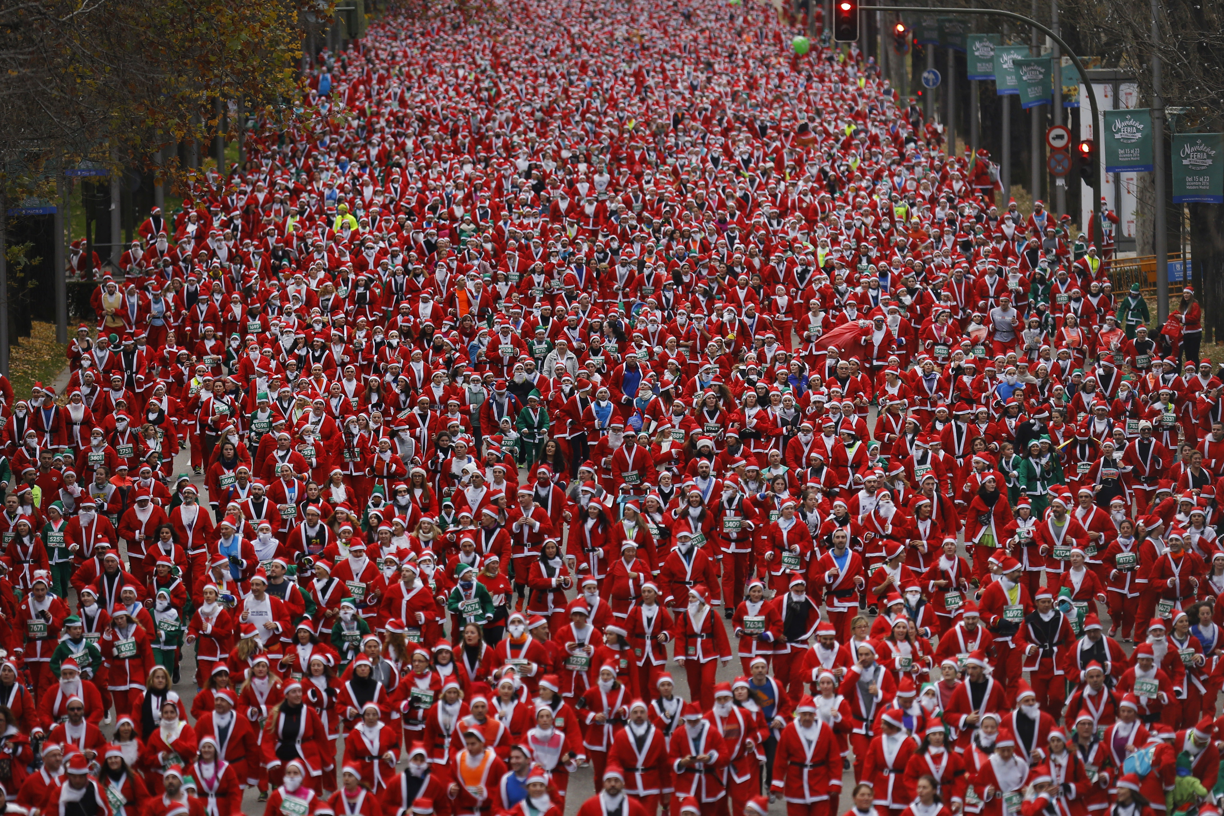 Miles de Santas invaden las calles de Madrid por una buena causa