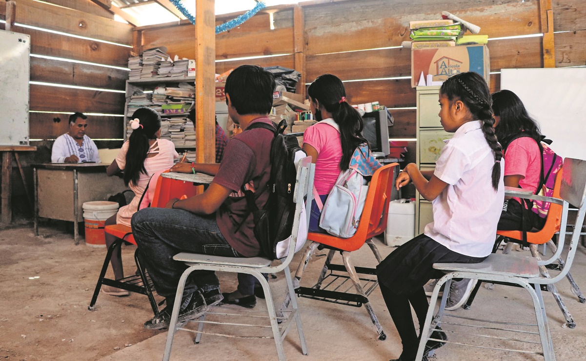 Pospone la jubilación para cambiar escuela indígena