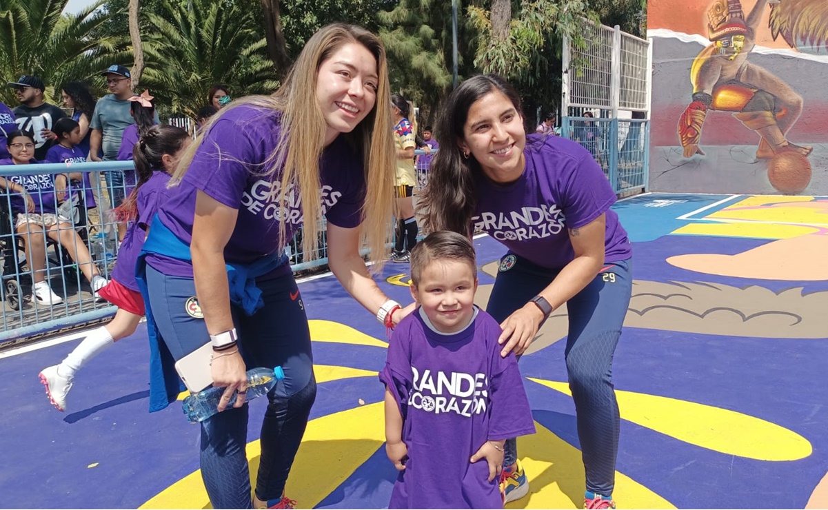 Katty Martínez y Mariana Cadena, jugadoras de América Femenil, inauguran cancha en la Doctores