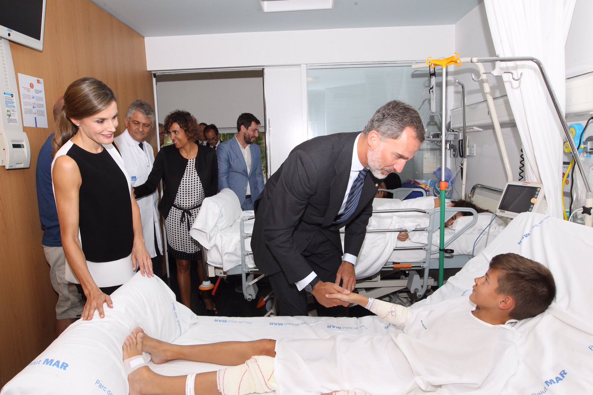 Los reyes Felipe VI y Letizia visitan a heridos de atentados en Barcelona