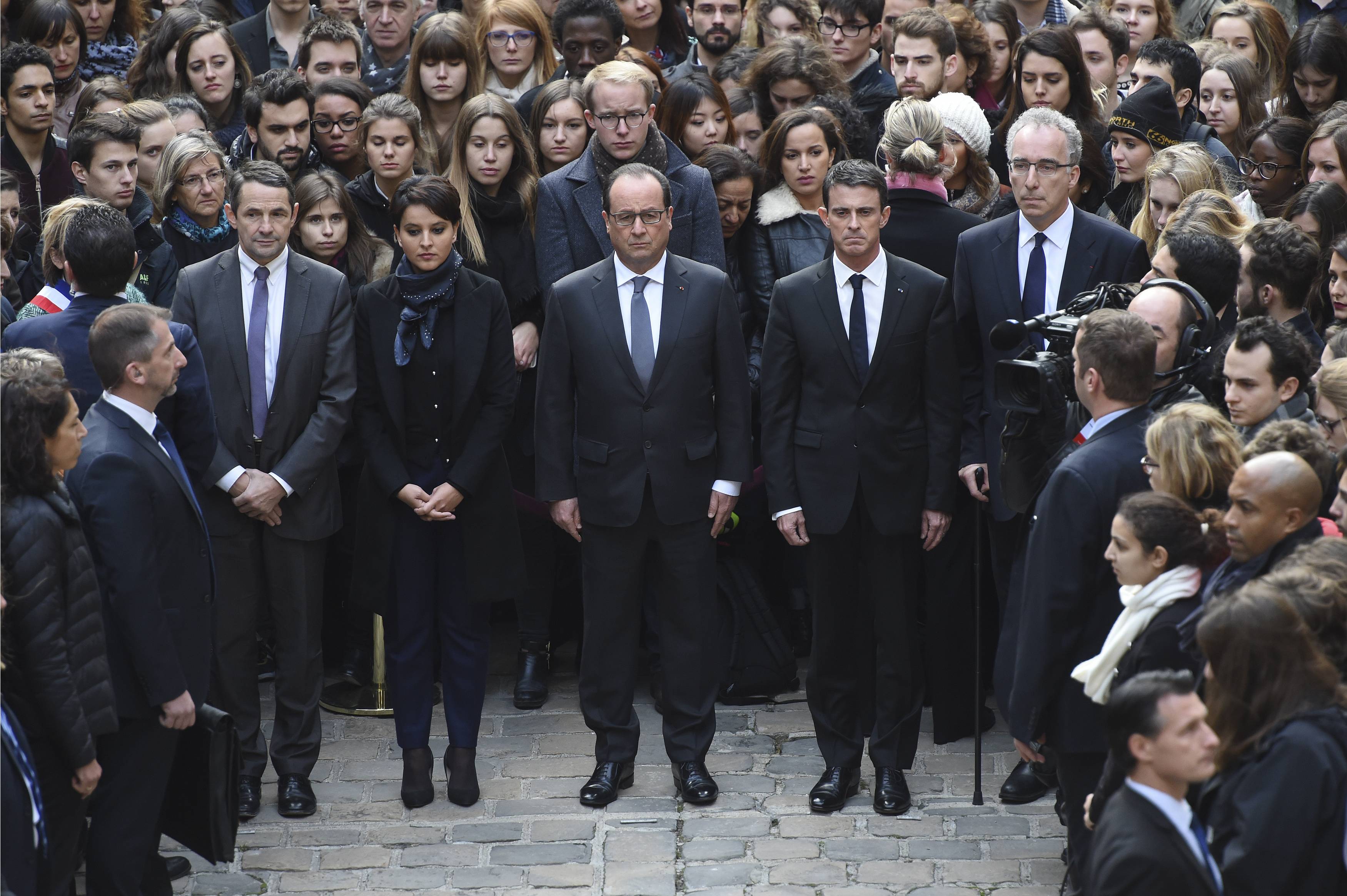 Francia recuerda en silencio a las víctimas de los atentados