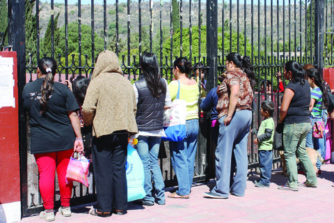 Denuncian robo de cuotas en 16 escuelas