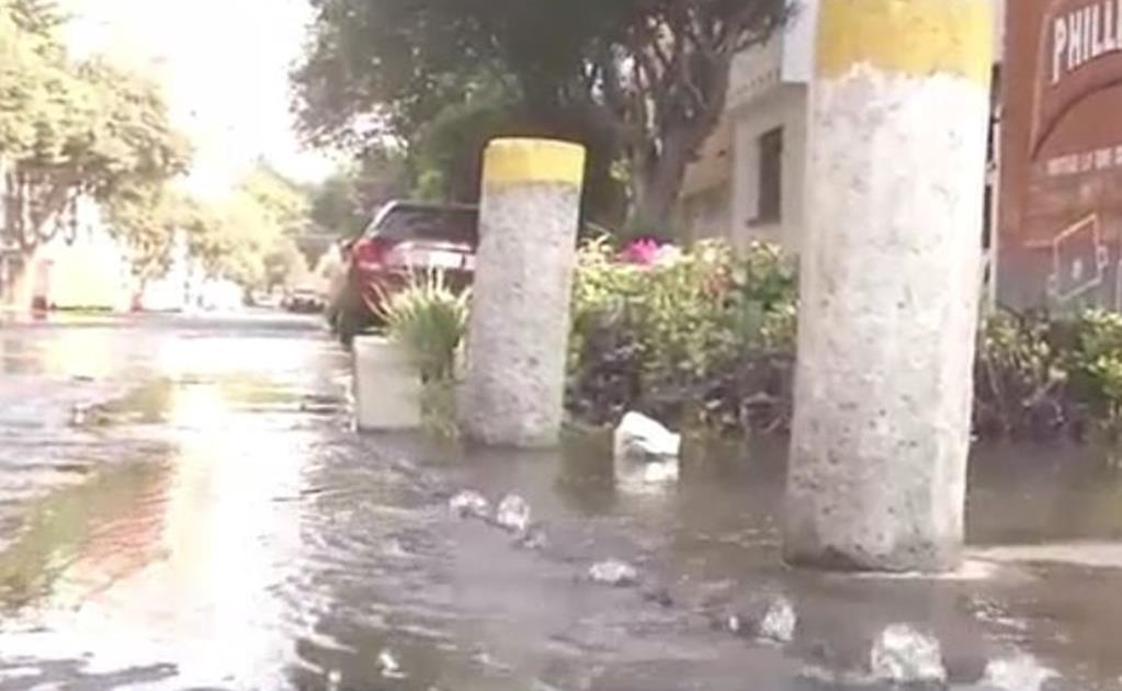 Fuga de agua provoca afectaciones viales en la Nápoles 
