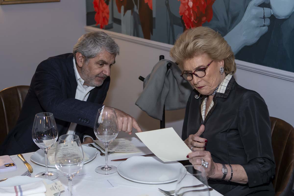 VIPS disfrutan de cena gourmet  