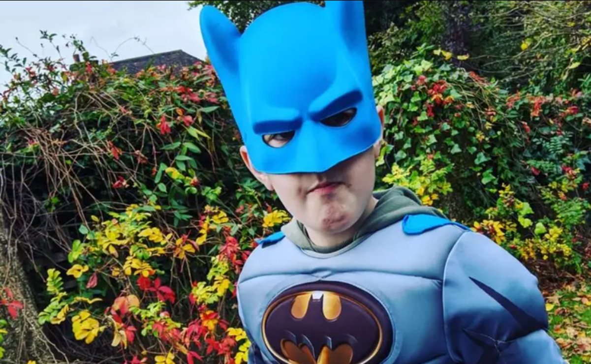 Con regalos de Batman, Robert Pattinson alegra a un niño con autismo