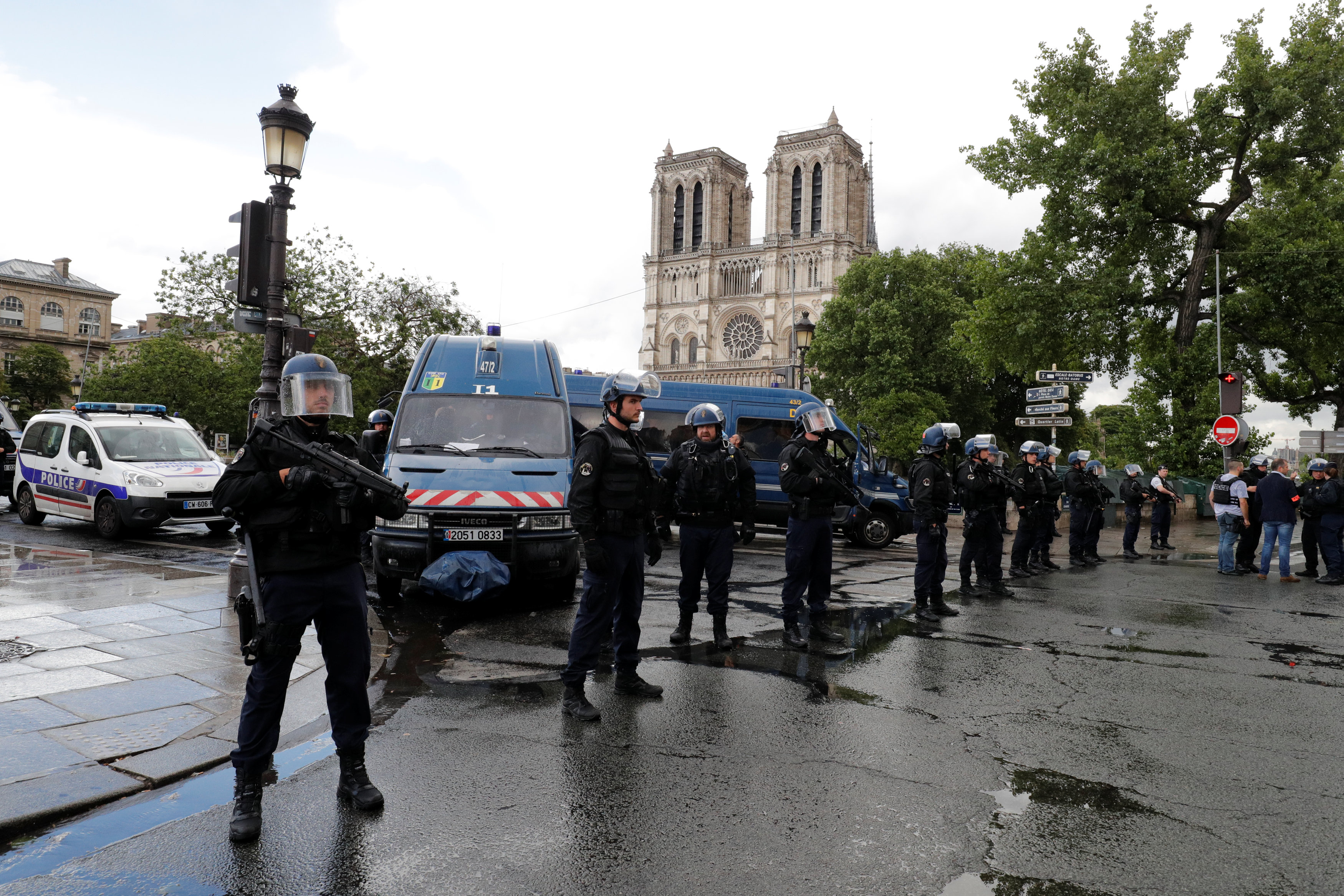 Un policía dispara a un hombre que intentó agredirlo en Notre Dame 