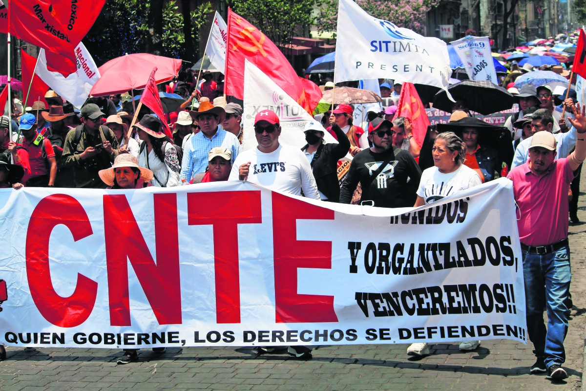 Maestros de la CNTE marchan en Tuxtla Gutiérrez en el marco de la reunión con AMLO