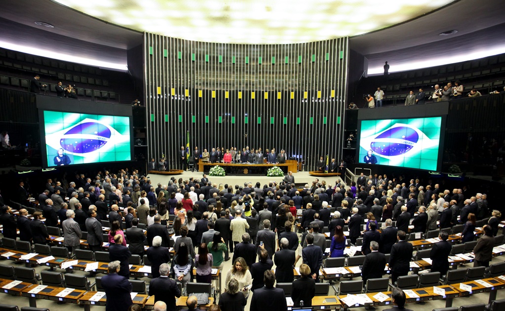 Congreso de Brasil aprueba aumento de salarios para funcionarios