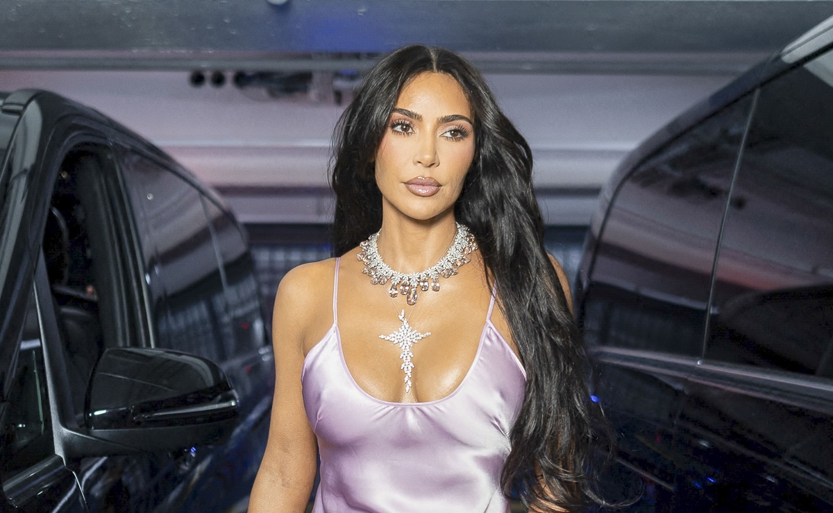 Kim Kardashian se corona como reina de la tendencia braless con atrevido vestido lencero