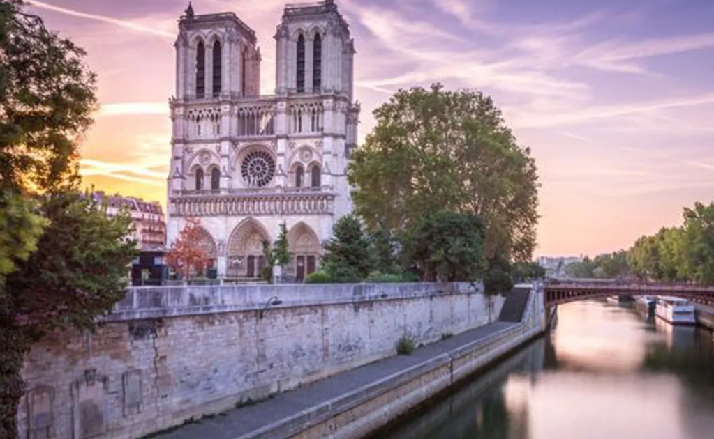 Violan a turista en un baño en París; el novio de la víctima atrapó al agresor 