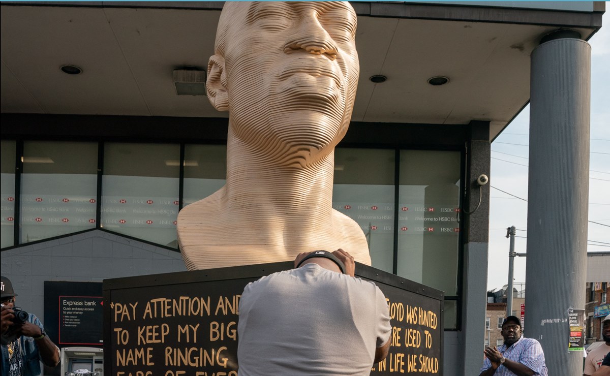 Supremacistas blancos hacen pintas en busto de George Floyd 