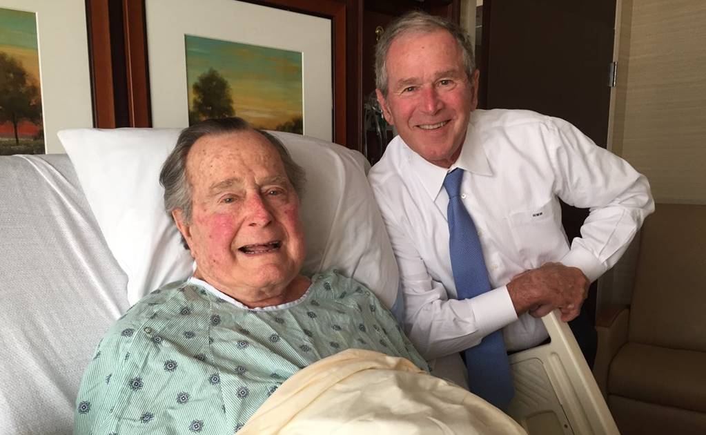 George Bush presume foto con su hijo mientras se recupera en el hospital