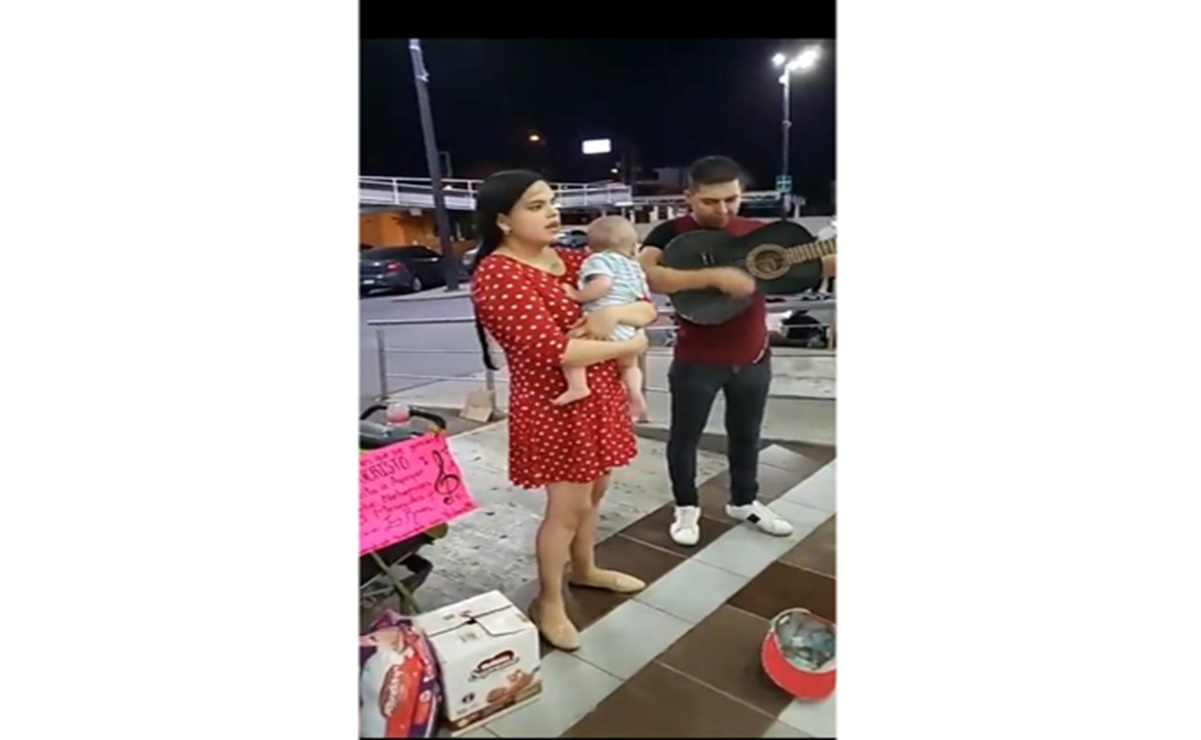 Pareja canta en la calle para juntar dinero y comprar leche y pañales para su bebé 
