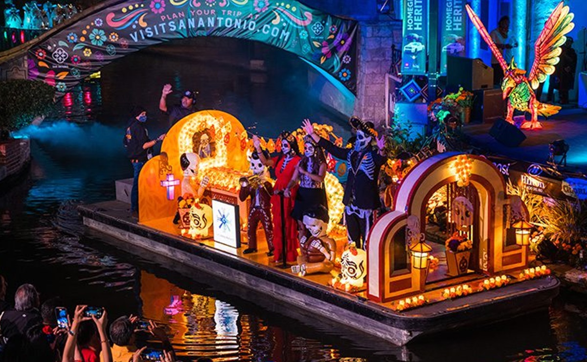 ¿Cuándo y cómo ver el Desfile de Día de Muertos en el River Walk de San Antonio?