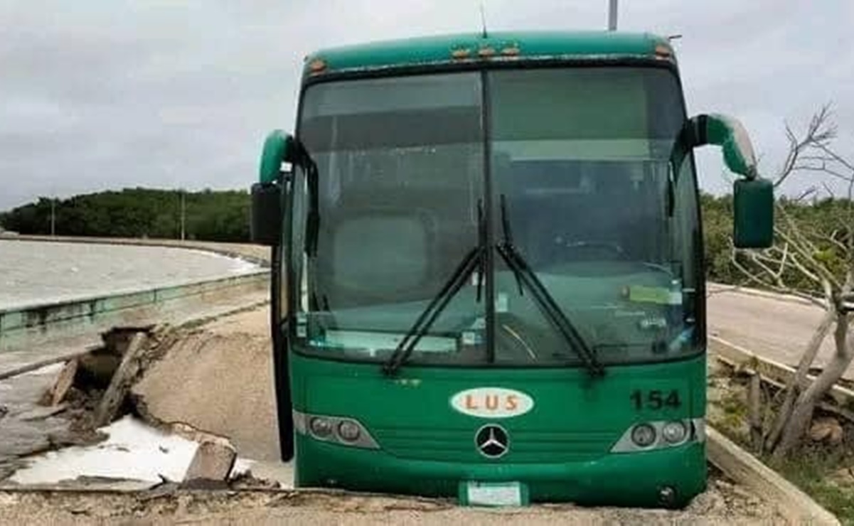 Pasajeros viven momentos de terror: se desfonda carretera en Yucatán y se atasca su autobús