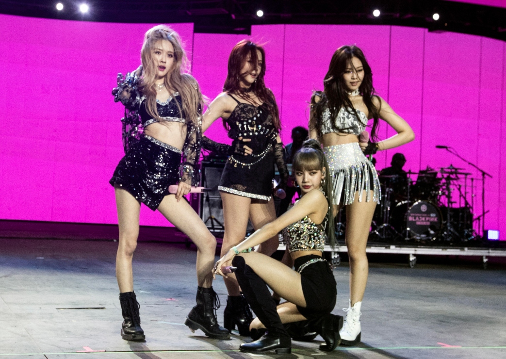 Blackpink da un giro a la tendencia barbiecore con su canción "Pink Venom"