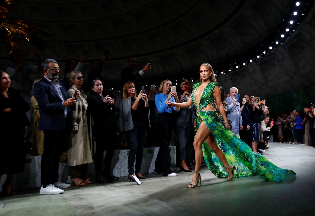 Lo que no sabías sobre la aparición del vestido de JLo en Versace