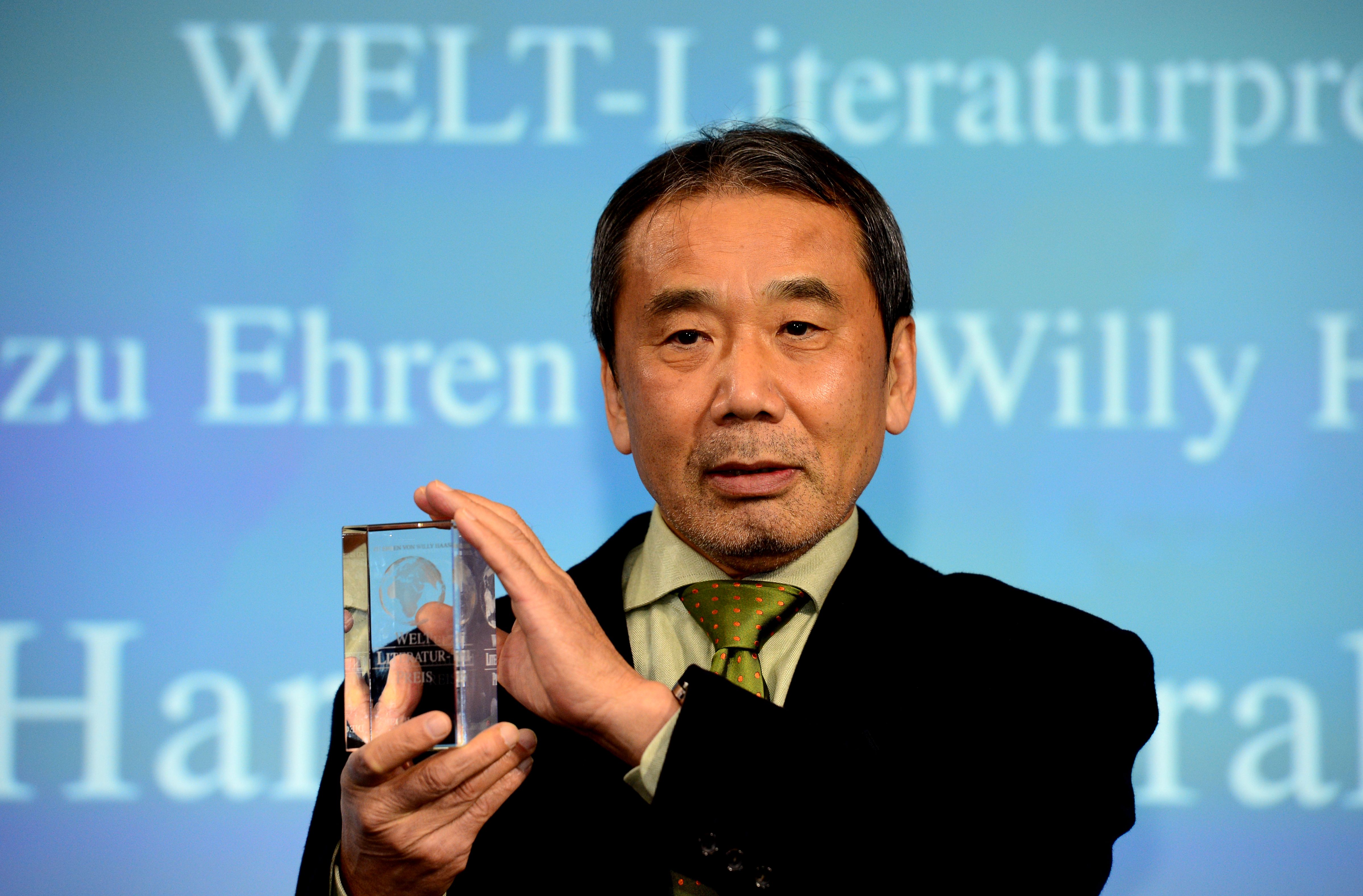 “Está mal olvidar o alterar la historia”: Haruki Murakami