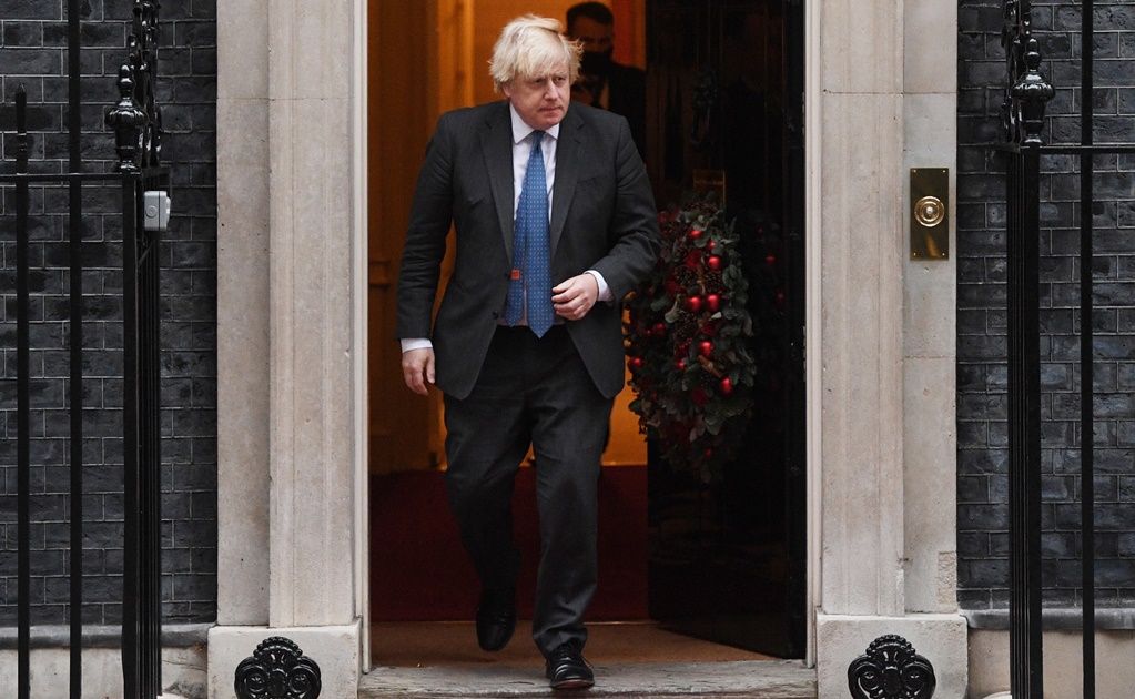 Boris Johnson asistió a una fiesta navideña en plena ola de pandemia, según diarios británicos