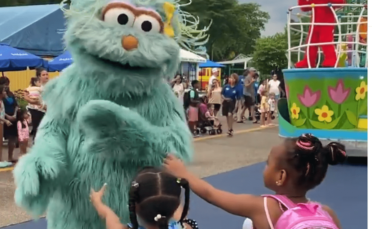 Parque temático de Plaza Sésamo se disculpa por ingnorar a niñas afroamericanas 