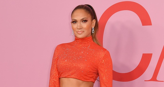  Jennifer Lopez presume 'abs' con vestido de impacto en los CFDA 