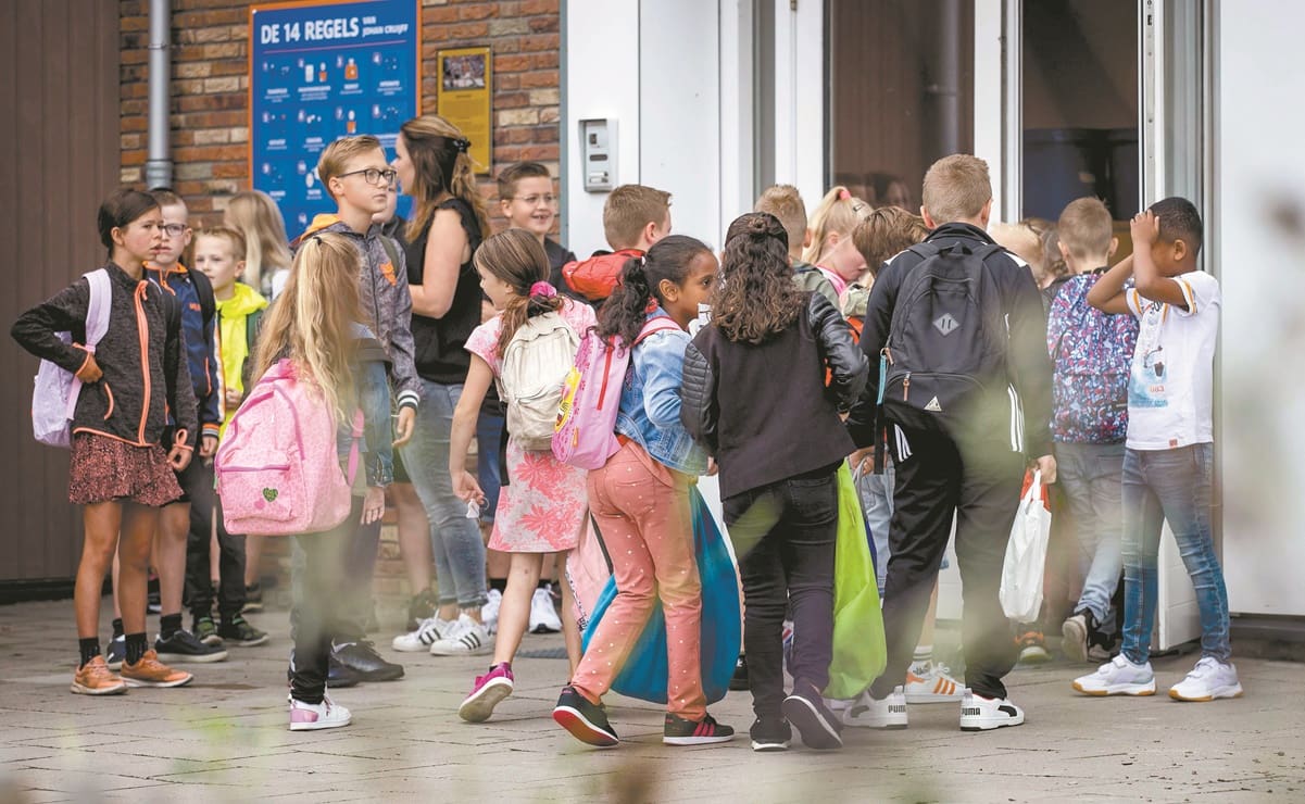 Con Green Pass y pruebas Covid abren escuelas en Europa