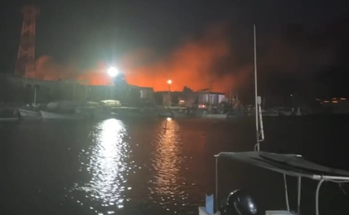 Incendio de maleza consume lanchas en Telchac Puerto, Yucatán
