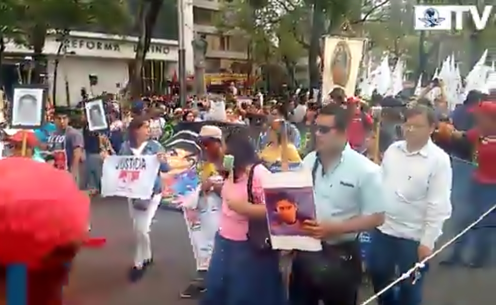 March for the Ayotzinapa 43 reaches central Mexico City