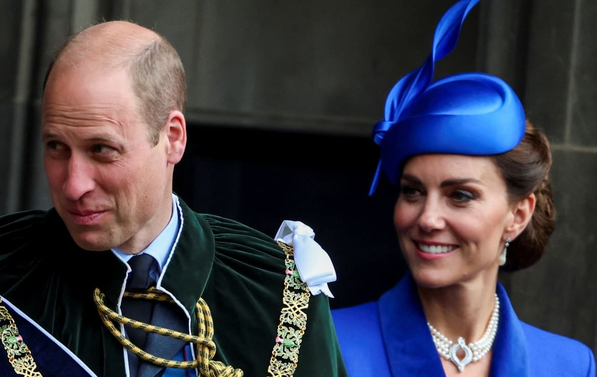 Kate Middleton vuelve a acariciar juguetonamente al príncipe William