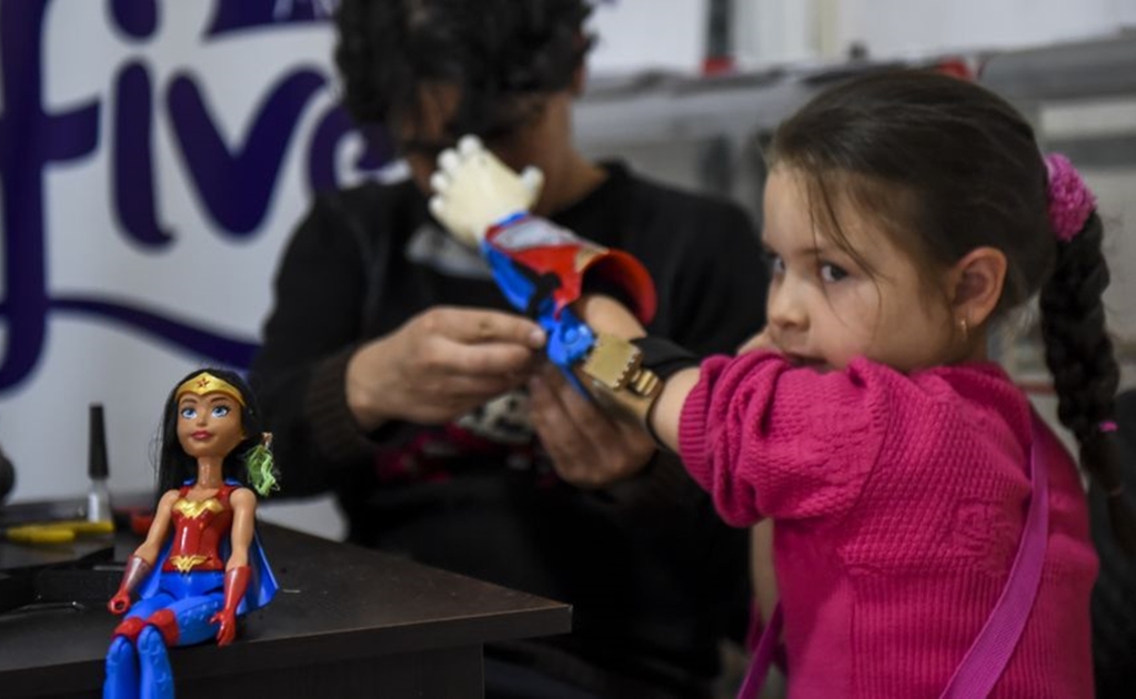 Prótesis de impresión 3D convierten a niños en superhéroes