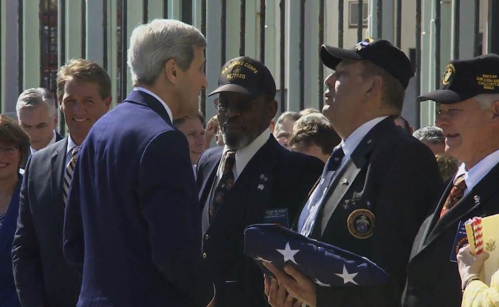 Marines izan bandera en Cuba, a 54 años de quitarla