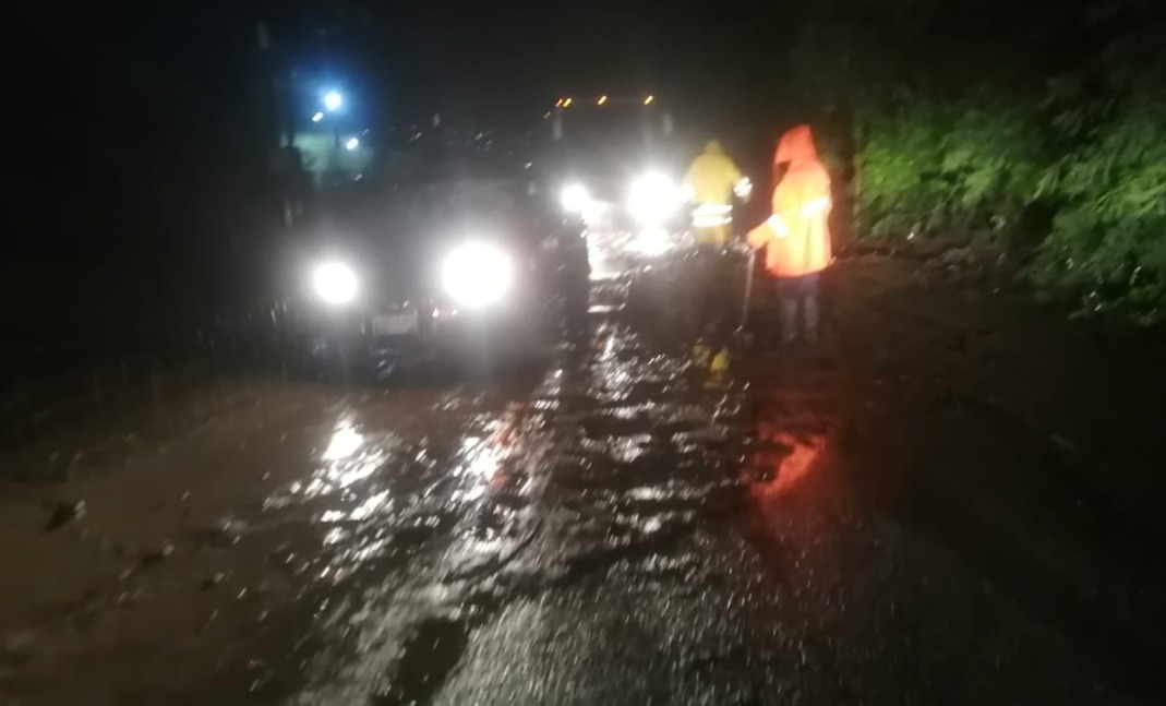 Atienden afectaciones por fuertes lluvias en Tlapa, Guerrero; rescatan a 2 personas atrapadas en su auto