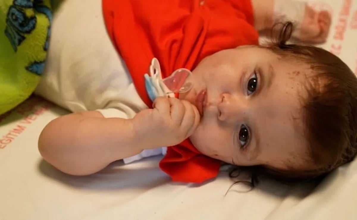 Familia de Turquía logra reunirse con su "bebé milagro" tras la tragedia en Turquía 