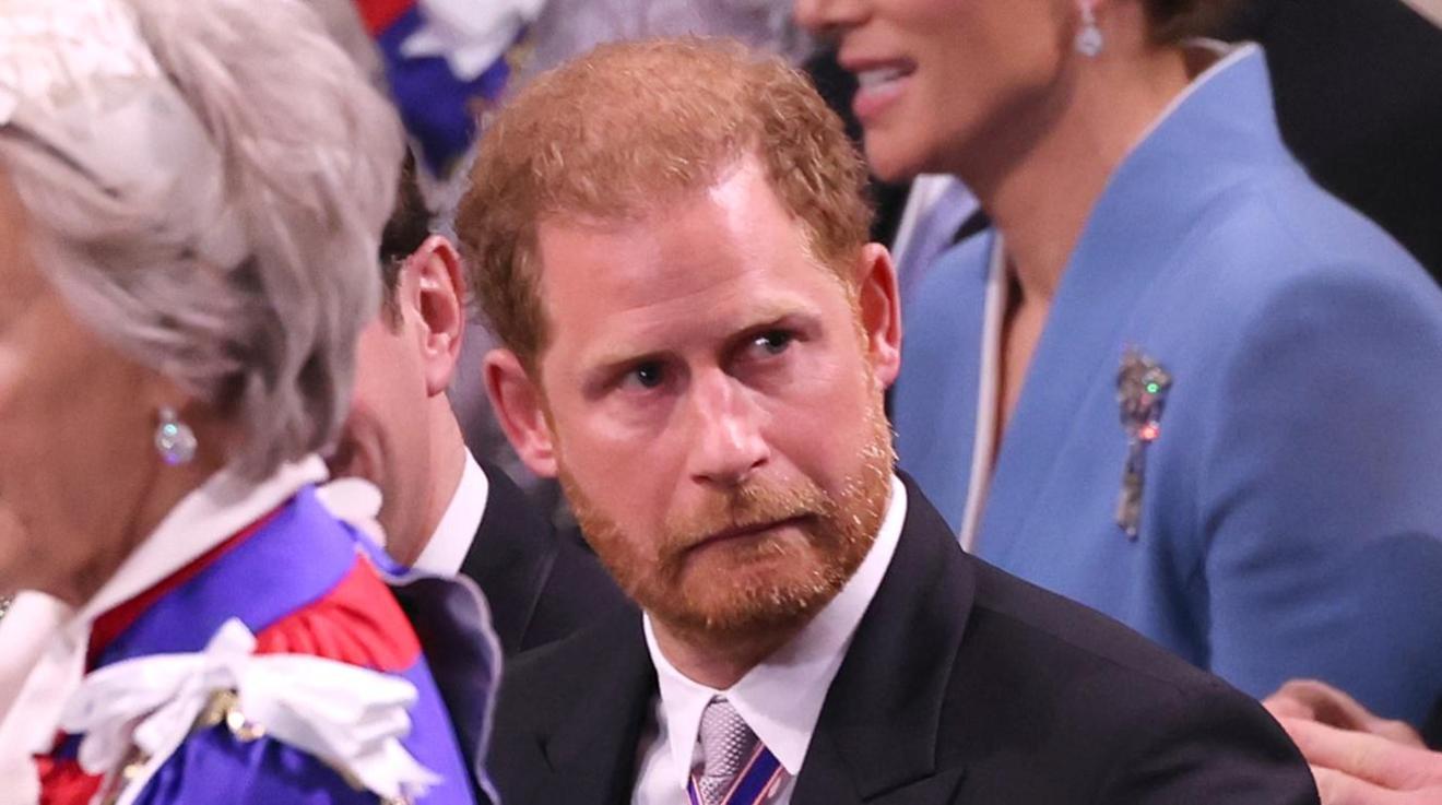 El príncipe Harry, risueño y desparpajado en la coronación de su padre, Carlos III