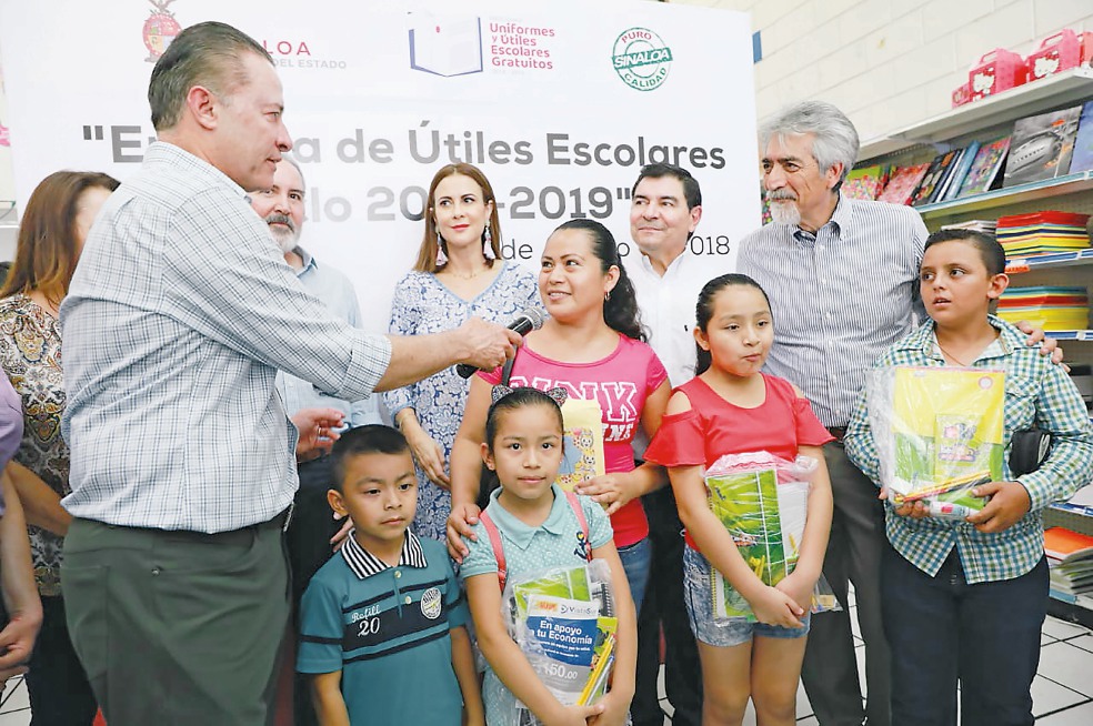 Supervisa gobernador de Sinaloa entrega de uniformes y útiles escolares