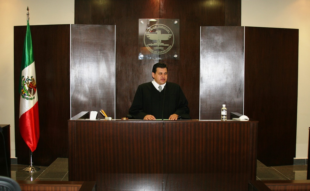 Este es el juez que realiza divorcios colectivos en Nuevo León