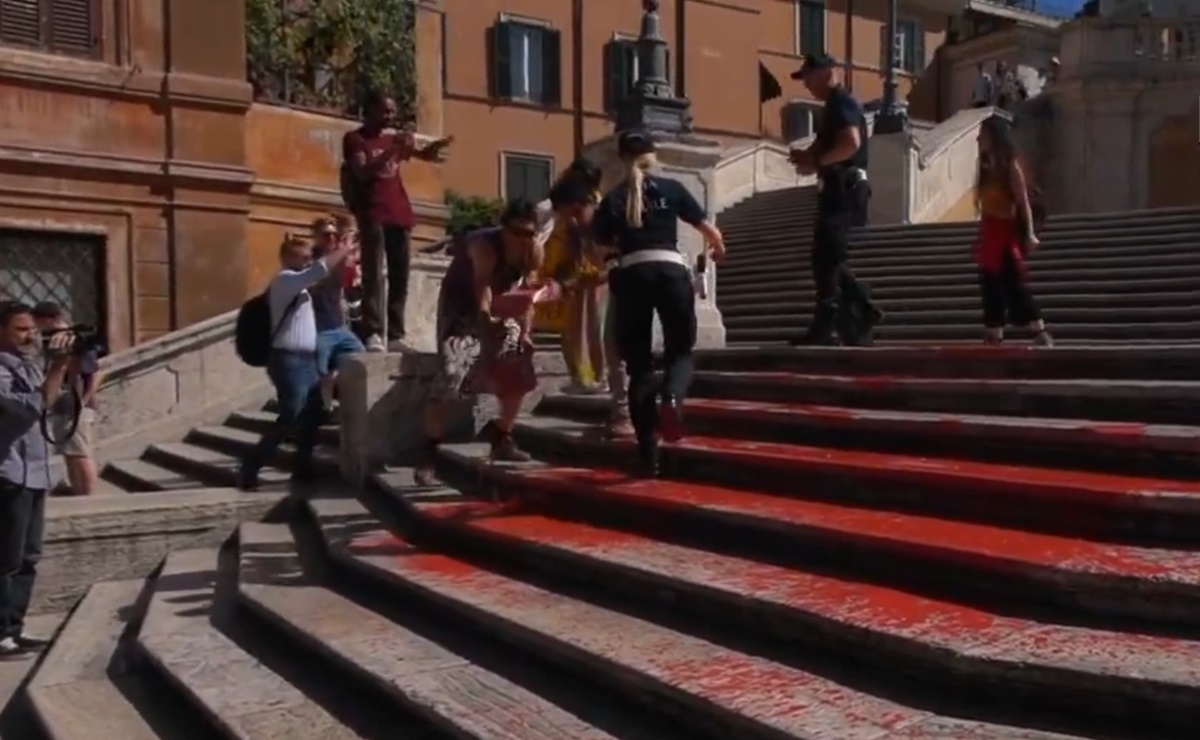 VIDEO: Activistas arrojan pintura roja en la Plaza de España, en Roma, en protesta por violencia contra las mujeres